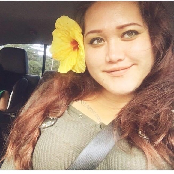 Aloha this is your Posher, Shelby🐚 - Picture 2 of 2